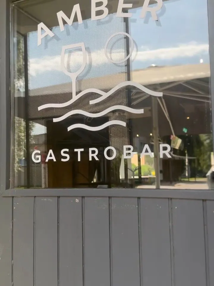 Amber Gastrobar logo uz ieejas loga